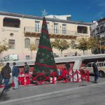 image-147910 kozan.gr: Άρωμα Χριστουγέννων στην κεντρική πλατεία Κοζάνης – Τοποθετήθηκε το Χριστουγεννιάτικο δέντρο και ετοιμάζεται και η φάτνη (Φωτογραφίες)