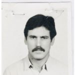 image-147744 Έφυγε, απροσδόκητα από την ζωή, ο γεννημένος στην Κοζάνη, Θωμάς Χαλβατζής – Η μορφή του αποτυπώθηκε στην κλασική φωτογραφία της Πύλης του Πολυτεχνείου, πάνω από τα κάγκελα στην Κολώνα, ως τη στιγμή που μπήκε το τανκ