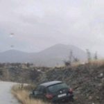 image-147717 Σιάτιστα: Αυτοκίνητο έφυγε από το δρόμο και κατέληξε στα βράχια (Φωτογραφία)