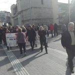 image-146284 kozan.gr: Κοζάνη: Παράσταση διαμαρτυρίας και πορεία, με αίτημα να μονιμοποιηθούν όλες οι καθαρίστριες, πραγματοποίησαν το πρωί της Δευτέρας 19/11, μέλη του σωματείου καθαριστριών & καθαριστών Νομών Κοζάνης – Γρεβενών και Καστοριάς – Έκαναν πορεία προς το Κοβεντάρειο για να συναντήσουν την Υφυπουργό Μακεδονίας Κ. Νοτοπούλου, όμως είχε αποχωρήσει – Τι τους είπε ο δήμαρχος Κοζάνης Λ. Ιωαννίδης (Φωτογραφίες & Βίντεο)