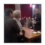 image-144423 kozan.gr: Δ.Σ. Βοίου στη Νεάπολη: Φραστική επίθεση δέχτηκε ο Μιχάλη Καραμπατζιάς από γυναίκα κάτοικο της περιοχής – Διεκόπη η συνεδρίαση (Βίντεο)