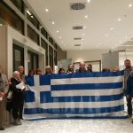 image-143978 kozan.gr: Με ελληνικές σημαίες, ειρηνικά, στο κτήριο της βιβλιοθήκης Κοζάνης, η διαδικτυακή ομάδα «Πτολεμαίοι Μακεδόνες» στην εκδήλωση για τη «Συμφωνία των Πρεσπών», με τους Μαραντζίδη, Αρμακόλα και Τζίμα (Φωτογραφία & Bίντεο)