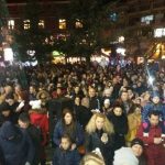 image-149679 kozan.gr: Με πυροτεχνήματα και πολύ κόσμο πραγματοποιήθηκε η φωταγώγηση του νέου Xριστουγεννιάτικου Δέντρου στη Κεντρική Πλατεία της Πτολεμαΐδας (Φωτογραφίες & Βίντεο)