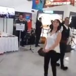 image-153531 kozan.gr: Ο χορός της Αντιδημάρχου Τοπικής Ανάπτυξης & Επιχειρηματικότητας του δήμου Κοζάνης, Χρυσούλας Αθανασιάδου, στο αεροδρόμιο Ελ. Βενιζέλος, στο πλαίσιο της δράσης «Fly me to the Moon-Sounds Greek to Me»