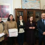 image-153313 kozan.gr: Σύλλογοι και η Φιλαρμονική του δήμου Εορδαίας έψαλλαν τα Χριστουγεννιάτικα κάλαντα, σήμερα Δευτέρα 24/12, στον Δήμαρχο Εορδαίας Σάββα Ζαμανίδη (Βίντεο)