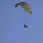image-153222 Αεραθλητές του αλεξιπτώτου πλαγιάς, από διάφορα μέρη της Ελλάδας, πραγματοποίησαν, χθες Κυριακή 23/12, πτήσεις πάνω από τα Σέρβια με θέμα τη γέφυρα της λίμνης Πολυφύτου (Βίντεο)