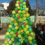 image-153125 kozan.gr: Πτολεμαΐδα: Το όμορφο Χριστουγεννιάτικο δέντρο, με μπαλόνια, από το εικαστικό atelier «ΠΕΡΙ ΤΕΧΝΗΣ» της Ντανιέλα Νικόλοβα-Σιδηροπούλου
