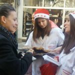 image-153002 kozan.gr: Για 3η χρονιά το Σωματείο Αρτοποιών Πτολεμαΐδας και Περιχώρων η «ΔΗΜΗΤΡΑ» προσέφερε διάφορα αρτοσκευάσματα κι άλλα κεράσματα στους περαστικούς (Βίντεο & Φωτογραφίες)