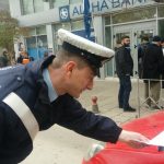 image-152659 kozan.gr: Ενημερωτικά φυλλάδια, για ασφαλή οδήγηση, ενόψει των εξορμήσεων, εκτός της πόλης, για τον εορτασμό των Χριστουγέννων και της Πρωτοχρονιάς, μοίρασε η Τροχαία Πτολεμαΐδας (Βίντεο) & Φωτογραφίες)