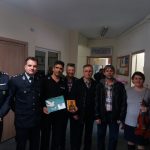 image-152601 kozan.gr: Μαθητές του 11ου δημοτικού σχολείου Πτολεμαΐδας έψαλλαν, τα κάλαντα, το πρωί της Παρασκευής 21/12, στο Αστυνομικό Τμήμα Πτολεμαΐδας (Φωτογραφίες & Βίντεο)