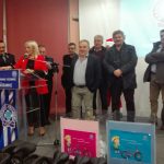 image-151113 kozan.gr: Γέμισε παιδιά το Εκθεσιακό Κέντρο Δ. Μακεδονίας – 42 ποδήλατα, με κράνος, κληρώθηκαν στην εκδήλωση της Τροχαίας Κοζάνης – Με μηχανή της Τροχαίας έκανε την είσοδό του ο Άγιος Βασίλης (Φωτογραφίες & Βίντεο)