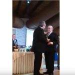 image-159972 kozan.gr: Έπλεξε το εγκώμιο του πρώην Υφυπουργού Μ. Παπαδόπουλου, ο Πρόεδρος της Κεντρικής Ένωσης Επιμελητηρίων Ελλάδας Κώστας Μίχαλος – Τι δώρο του έδωσε και μέχρι πότε του είπε να μην το χρησιμοποιήσει (Βίντεο)