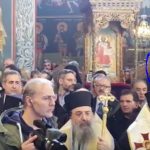 image-157612 kozan.gr: Παρά το σοβαρό τραυματισμό του, ο Γιώργος Κασαπίδης παρέστη στην εξόδιο ακολουθία του μακαριστού Μητροπολίτη Σισανίου και Σιατίστης