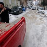 image-157198 Οι κάτοικοι, στην οδό Κεραμοπούλου στην Κοζάνη, προμηθεύτηκαν αλάτι από τον Δήμο και προσπάθησαν να ξεπαγώσουν την γειτονιά τους (Φωτογραφία)