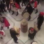 image-156436 kozan.gr: Οι Μωμόγεροι Τετραλόφου ξεσήκωσαν, χθες Πέμπτη, το Μουσείο Μπενάκη (Βίντεο)