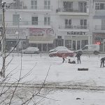 image-156064 kozan.gr: Ώρα 15:40: Παρά τις αντίξοες καιρικές συνθήκες, άμεσο καθάρισμα της λαϊκής αγοράς, από εργαζόμενους στο δήμο Εορδαίας (Φωτογραφίες)