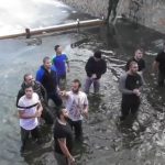 image-155555 Θεοφάνεια στην Φλώρινα: Με -8 βαθμούς Κελσίου έπεσαν στο παγωμένο Σακουλέβα για το Σταυρό (Βίντεο)