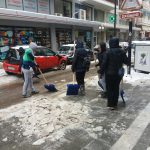 image-155145 kozan.gr: Πτολεμαΐδα: Eργαζόμενοι του δήμου Εορδαίας σπάνε τον πάγο από τα πεζοδρόμια (Βίντεο & Φωτογραφίες)