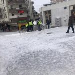 image-155118 kozan.gr: Σπάνε τον πάγο κι ανοίγουν “μονοπατάκια” στον κεντρικό πεζόδρομο της πόλης, οι εργαζόμενοι στην καθαριότητα του δήμου Κοζάνης (Φωτογραφίες)
