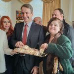 image-162701 kozan.gr: Λιαστό κρασί και σαλιάρια κεράστηκε, μέσα στο δημαρχείο Βοίου, ο Πρόεδρος της ΝΔ, Κ. Μητσοτάκης (Φωτογραφίες)