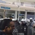 image-165797 kozan.gr: Πτολεμαΐδα: Ένταση μεταξύ διαδηλωτών και της αστυνομίας με αφορμή την παρουσία της Υπουργού Προστασίας του Πολίτη Όλγας Γεροβασίλη, στις εγκαταστάσεις της Σχολής Πυροσβεστικής – Τραυματίστηκε ένα πολίτης από χτύπημα στο κεφάλι (Βίντεο)