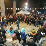 image-166333 kozan.gr: «Τσίκνισαν» και φέτος οι 13 Πολιτιστικοί Σύλλογοι της Πτολεμαΐδας στο μεγάλο Αποκριάτικο γλέντι, που διοργάνωσαν το απόγευμα της Τσικνοπέμπτης, στην κεντρική πλατεία της πόλης (Φωτογραφίες & Βίντεο)