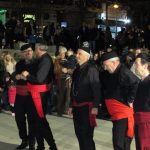 image-166691 kozan.gr: Η εμφάνιση των χορευτικών & του Φανού Κρεβατάκια, στην κεντρική πλατεία της Κοζάνης, το βράδυ της Παρασκευής 1/3 (31 Φωτογραφίες & Bίντεο 9′)