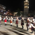 image-167307 kozan.gr: Χορούς από τη Μακεδονία παρουσίασαν, Πολιτιστικοί Σύλλογοι, στην κεντρική πλατεία Κοζάνης, το βράδυ της Κυριακής της Μικρής Αποκρίας (Φωτογραφίες & Βίντεο)