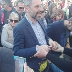 image-169151 kozan.gr: Τα μέλη του Φανού Αη Δημήτρη φόρεσαν στο δήμαρχο Κοζάνης Λ. Ιωαννίδη το κίτρινο βρακί αντί του «κίτρινου γιλέκου» – Ελλάς – Γαλλία συμμαχία (Βίντεο)