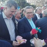image-169163 kozan.gr: Τα κεράσματα, σε ιδιαίτερο σχήμα, από τα μέλη του Φανού Αη Θανάση με το άρμα «Τρανή μαϊρτζού απ’ τον Αη Θανάση» (Βίντεο)