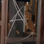 image-171125 kozan.gr: Έσπασαν την τζαμαρία της εισόδου της οικοδομής, όπου στεγάζεται το πολιτικό γραφείο του Γ. Δακή – Τι δηλώνει, ο ίδιος, στο kozan.gr
