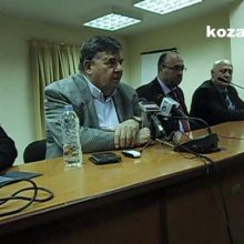 image-172557 kozan.gr: Γ. Καρατζαφέρης από την Κοζάνη: «Ξεπουλήθηκε το θέμα της Μακεδονίας. Ό,τι και να σας λένε, δεν πήραμε τίποτα. Ο Σόρος ετοιμάζει ένα μεγάλο νοσοκομείο στα σύνορα, όπου θα παρέχεται δωρεάν νοσηλεία σε όλους τους Μακεδόνες. Και θα πηγαίνει εκεί ο Έλληνας (Μακεδόνας) και θα υπογράφει ότι είναι Μακεδόνας και θα χάνεται το παιχνίδι» (Βίντεο)