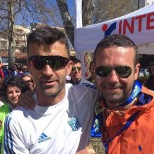image-173203 Ο νικητής του ημιμαραθωνίου χάρισε το μετάλλιο σε εθελοντή