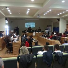 image-174077 Νέοι 17-23 ετών στα έδρανα του Δημοτικού Συμβουλίου Κοζάνης – Ξεκίνησε η διαδικασία προσομοίωσης (Φωτογραφίες)