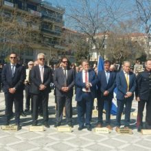 image-174335 kozan.gr: Πτολεμαΐδα: Ώρα 11:40 π.μ.: Eπιμνημόσυνη δέηση & κατάθεση στεφάνων στο μνημείο των πεσόντων της κεντρικής πλατείας, στο πλαίσιο του εορτασμού της 25ης Μαρτίου (Φωτογραφίες & Βίντεο)