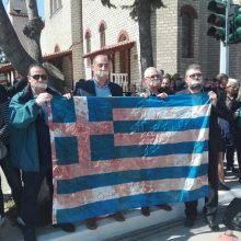 image-174384 kozan.gr: Πτολεμαίδα (ΠΡΙΝ την παρέλαση): Έκλεισαν τα στόματα τους με ταινίες και κράτησαν τη ματωμένη σημαία, από τα επεισόδια με την αστυνομία, τον περασμένo μήνα, κατά την επίσκεψη της Γεροβασίλη (Bίντεο & Φωτογραφίες)