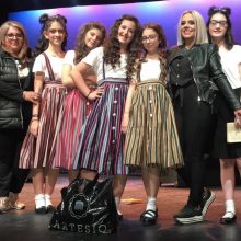 image-179196 Οι σπουδαστές του τμήματος «Τεχνικός Αισθητικής Τέχνης & Μακιγιάζ» και Τεχνικός Κομμωτικής Τέχνης του ΙΕΚ VOLTEROS συνέβαλαν στην ολοκλήρωση της «υπερθεαματικής» παράστασης των μικρών σπουδαστών «Μελίσα»