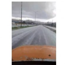 image-179375 kozan.gr: Ώρα 18:10: Το «στρώσε», με χαλάζι, από τη διασταύρωση Μαυροδενδριου έως την γέφυρα έξω από τον οικισμό Νέας Καρδιάς – Ισχυρή, σε ένταση, χαλαζόπτωση, με το χαλάζι σε μέγεθος στραγαλιού (Βίντεο)