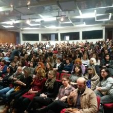 image-179816 kozan.gr: Γέμισε από κόσμο το Πνευματικό Κέντρο Πτολεμαΐδας, το απόγευμα της Κυριακής 14/4, για τη θεατρική παράσταση Αρίστος (Βίντεο & Φωτογραφίες)