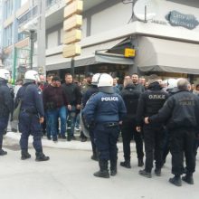image-180491 kozan.gr: Πτολεμαΐδα: Ώρα 19:50: Παράσταση διαμαρτυρίας, από μέλη της διαδικτυακής ομάδας “Πτολεμαίοι Μακεδόνες” κι απ’ άλλη ομάδα πολιτών, έξω από το δημαρχείο Εορδαίας, όπου θα διεξαχθεί η εκδήλωση του ΣΥΡΙΖΑ «Ευρώπη της Αλληλεγγύης» – Ισχυρές αστυνομικές δυνάμεις (Βίντεο & Φωτογραφίες)