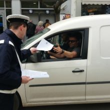 image-183217 kozan.gr: Η Τροχαία Πτολεμαΐδας διένειμε στους διερχόμενους οδηγούς ενημερωτικά φυλλάδια με συμβουλές για ασφαλή οδήγηση (Φωτογραφίες & Βίντεο)