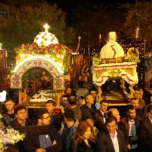 image-183444 Kozan.gr: Πλήθος κόσμου στην κεντρική πλατεία Πτολεμαΐδας, στην καθιερωμένη συνάντηση των Επιταφίων της πόλεως, υπό τους ήχους της Φιλαρμονικής του Δήμου Εορδαίας (Bίντεο & 32 Φωτογραφίες)