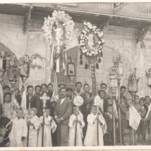 image-183790 Δύο φωτογραφίες από τις προπολεμικές αποστολές της εκκλησίας του Αγίου Δημητρίου στο Επισκοπείο για τον Εσπερινό της Αγάπης με τα εξαπτέρυγα, φανάρια και τα λάβαρα της Ανάστασης από τον Άγιο Δημήτριο, Άγιο Χριστόφορο και Αη-Λαζαρο (Tης Φανής Φτάκα)