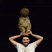 image-183898 Κοζάνη: Στο ΟνειρόDrama καταφθάνει ο Caveman Χρήστος Χρήστου, σε σκηνοθεσία Γεράσιμου Γεννατά στις 4 και 5 Μαΐου 2019