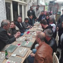 image-184893 kozan.gr: Οι καθιερωμένες αβγομαχίες, στο καφέ – ουζερί, «Όπως παλιά» στην Κοζάνη (Βίντεο & Φωτογραφίες)