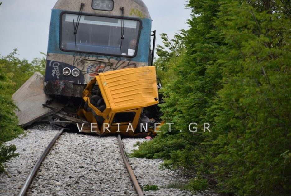 Τραγωδία στη Βέροια: 2 νεκροί από σύγκρουση τρένου με αυτοκίνητο (Φωτογραφίες & Βίντεο)