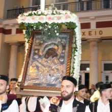 image-185120 kozan.gr: Κοζάνη: Με πυροτεχνήματα, τη συμμετοχή 3 φιλαρμονικών και παρουσία πλήθους πιστών, πραγματοποιήθηκε, η λιτάνευση της εικόνας της Παναγίας της Ζιδανιώτισσας – Όλη η διαδρομή από τον Ιερό Ναό των Αγίων Κωνσταντίνου και Ελένης στον Ιερό Μητροπολιτικό Ναό του Αγίου Νικολάου (140 Φωτογραφίες & Βίντεο 17′)