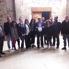 image-185357 Με 48 υποψήφιους δημοτικούς συμβούλους νέους και νέες, από όλα τα κοινωνικά στρώματα, το ψηφοδέλτιο του υποψηφίου δήμαρχου Εορδαίας Γιάννη Καραβασίλη – Η φωτογραφία, χθες, από το Πρωτοδικείο Κοζάνης