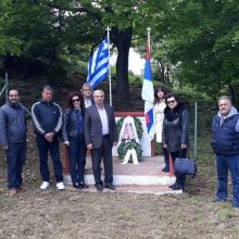 image-185762 Ο υποψήφιος δήμαρχος με το συνδυασμό «Μπροστά για την Εορδαία» Γιάννης Καραβασίλης παραβρέθηκε στο μνημόσυνο των Τεσσάρων Σοβιετικών Στρατιωτών στη μαρτυρική κοινότητα Μεσοβούνου (Φωτογραφίες)