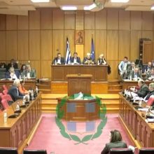 image-186031 kozan.gr: Αντιπαράθεση στο Περιφερειακό Συμβούλιο Δ. Μακεδονίας, μεταξύ Καρυπίδη – Μαργαρίτη σχετικά με το ενδεχόμενο φιλοξενίας 50 περίπου προσφύγων σε ξενοδοχείο της Νεράιδας στο Δήμο Σερβίων (Βίντεο)